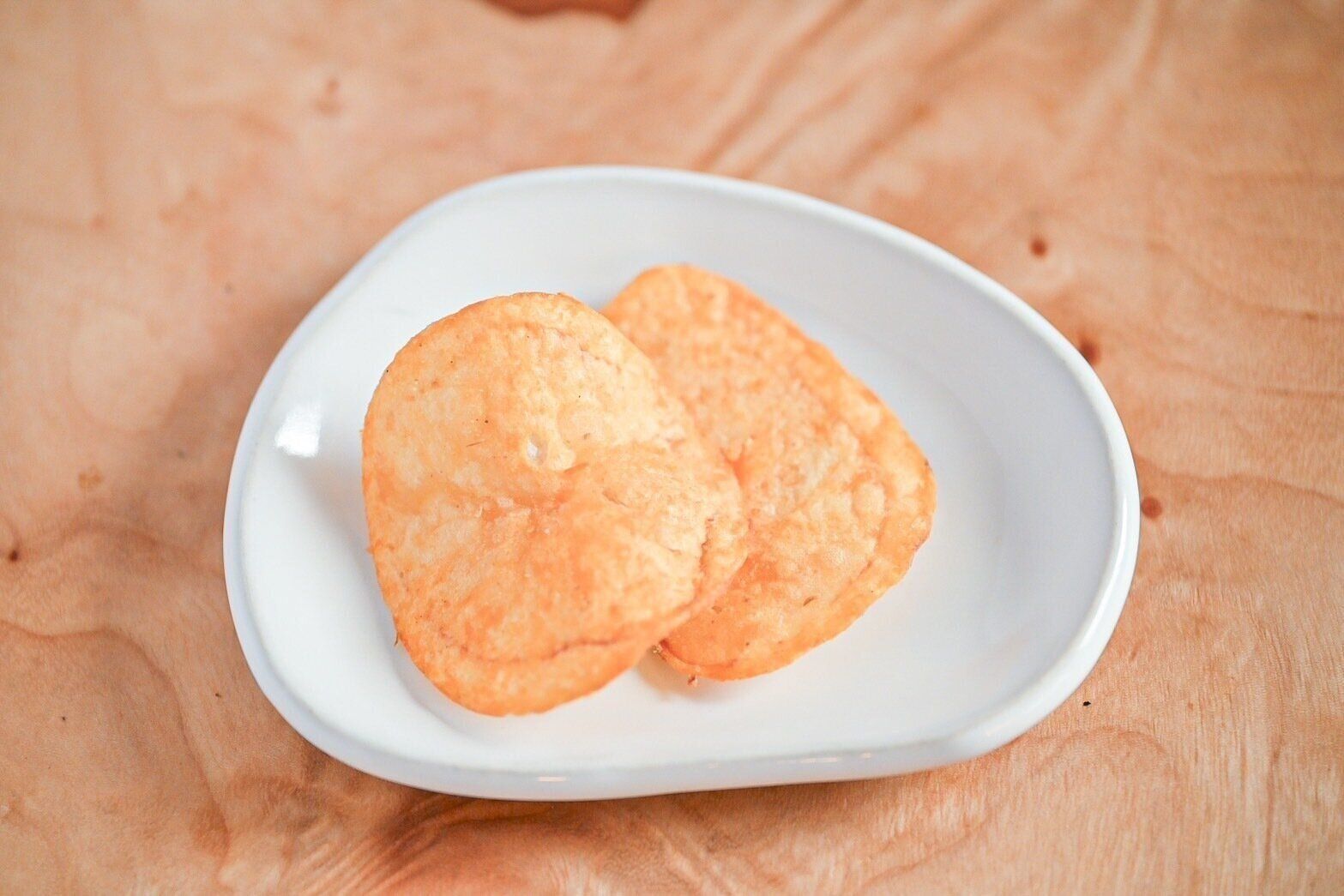 白い皿にのったプーパッポンカレーポテトチップス