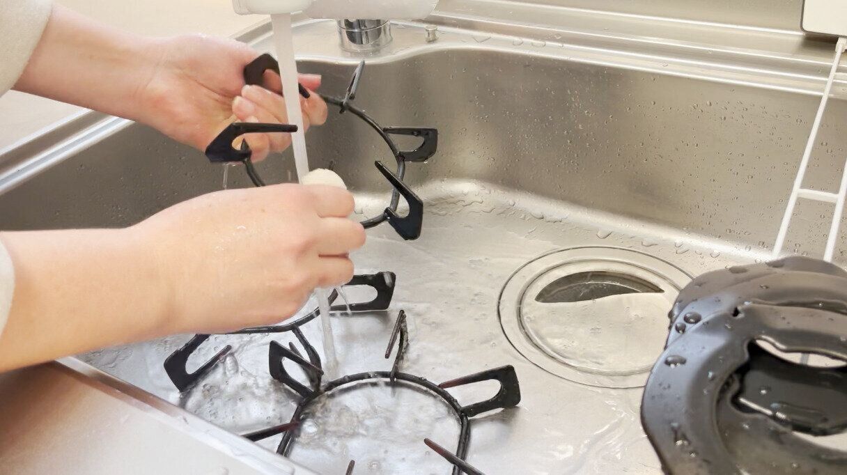 スポンジでこする