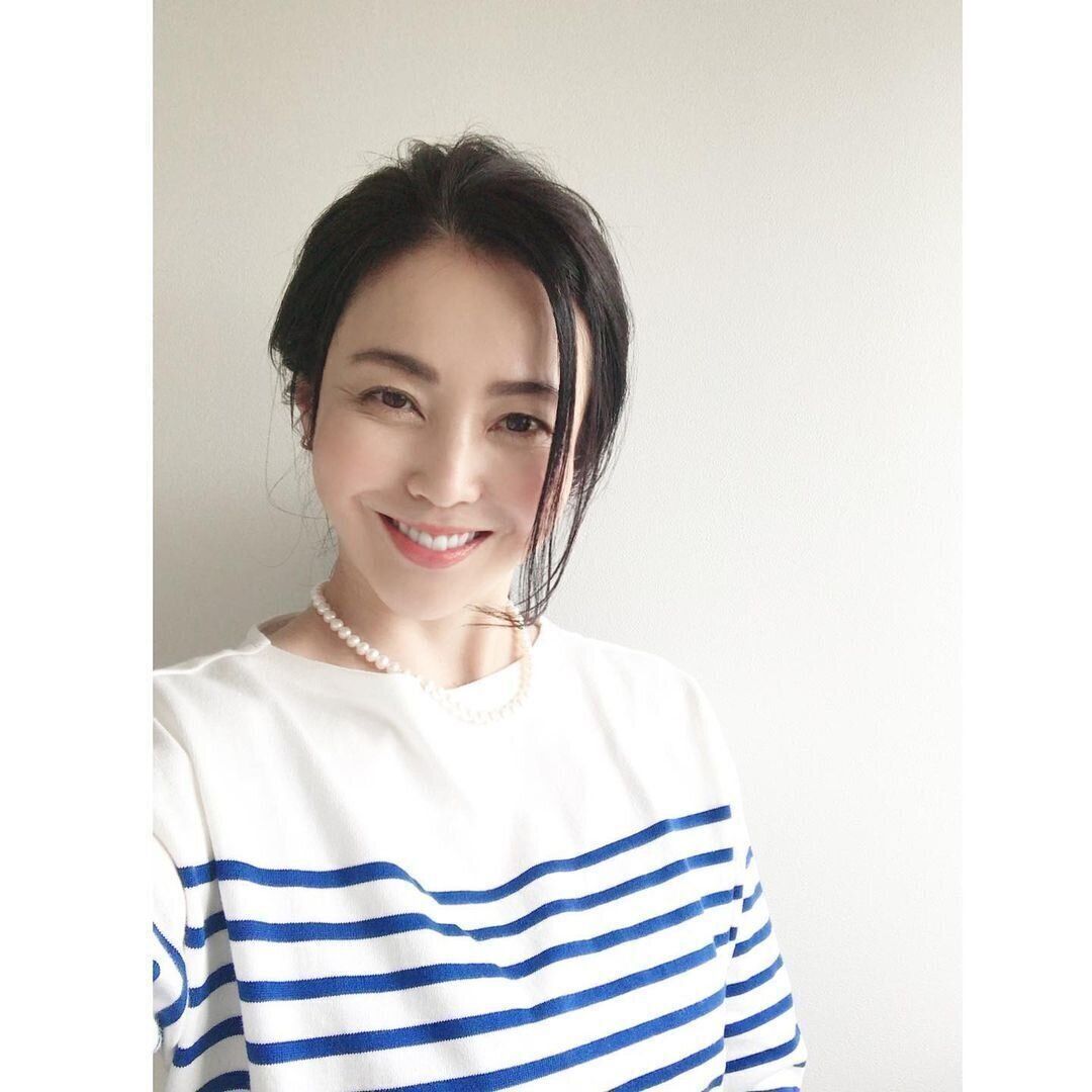 40代女性に似合う不器用でも簡単にできるヘアアレンジ！サイドを垂らして40代の美人アレンジ！