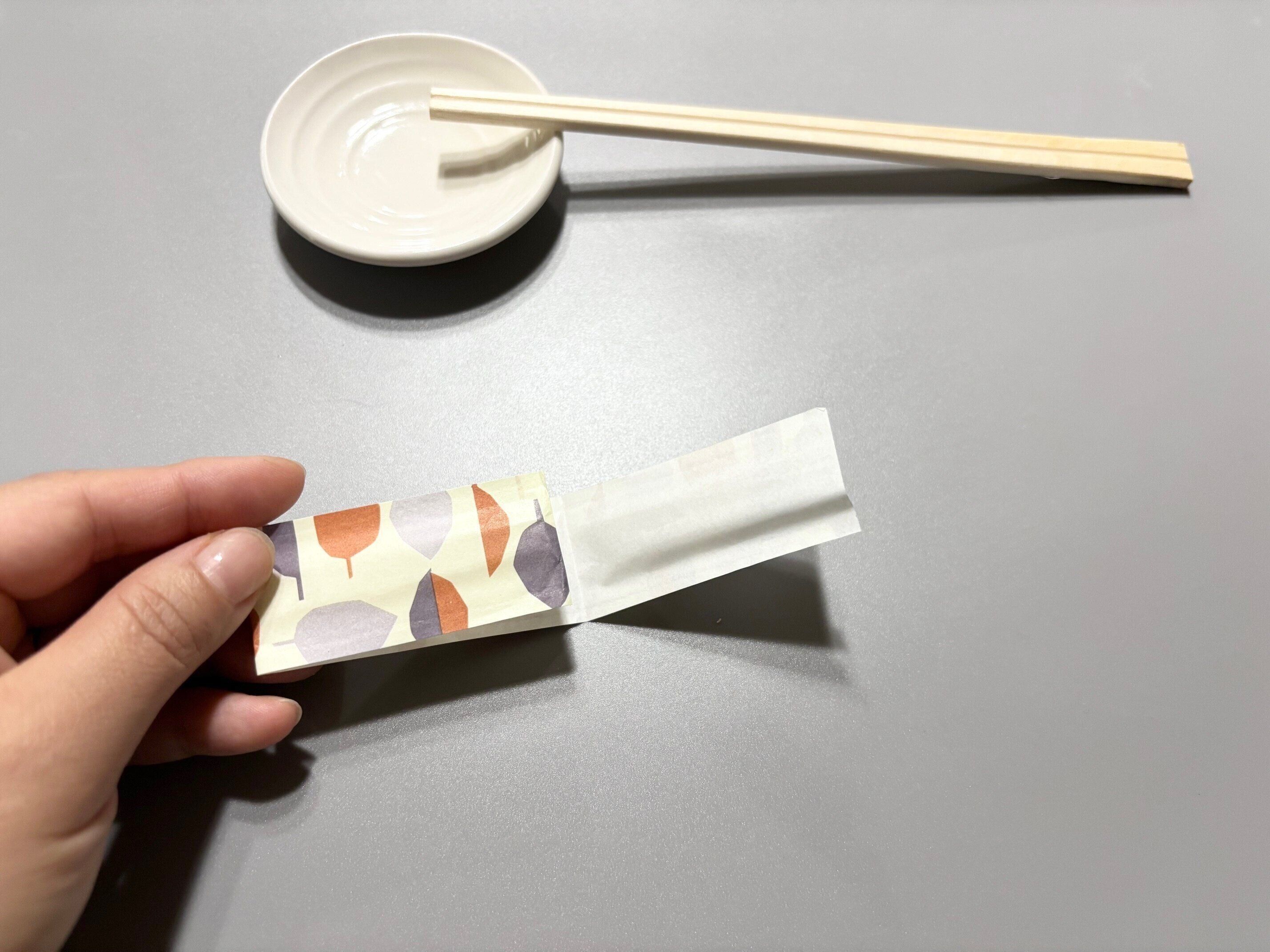 箸袋を外して三つ折りにする