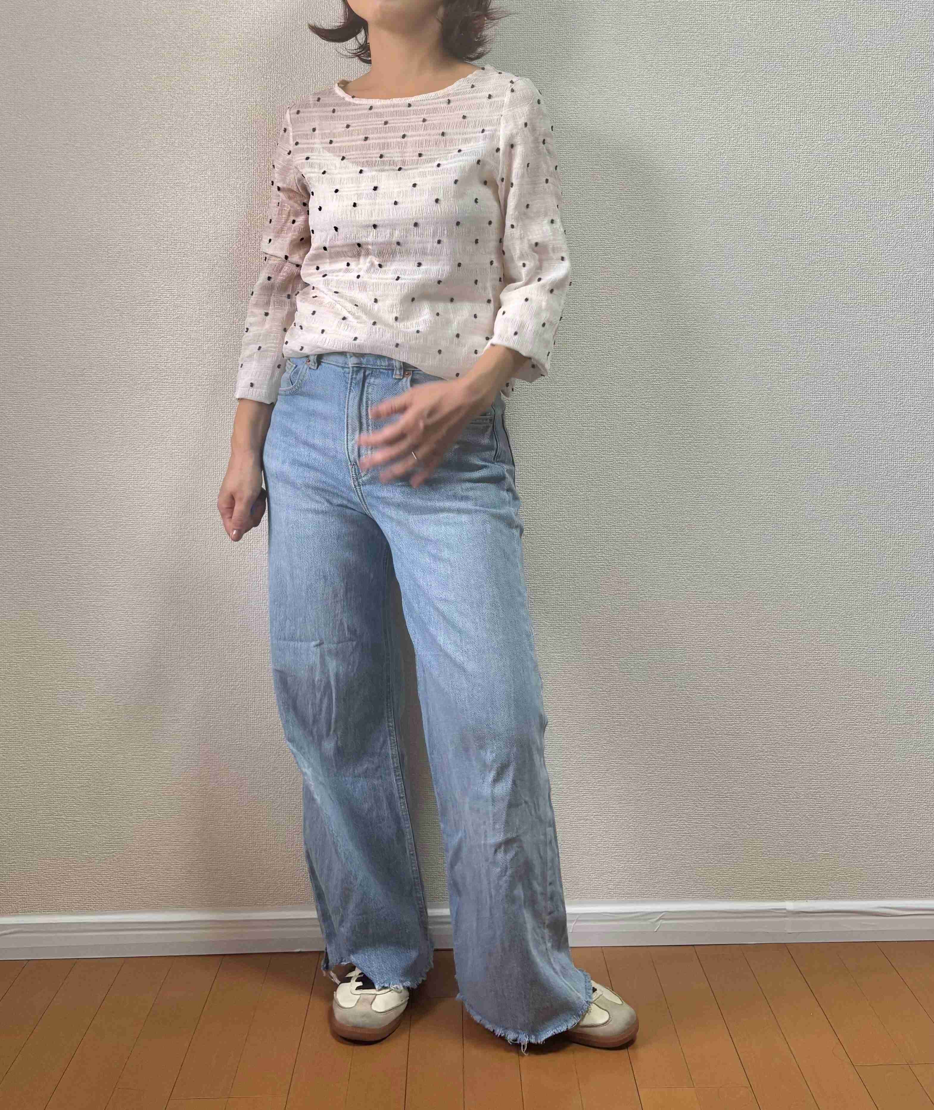 ドットトップスとデニムのコーディネート