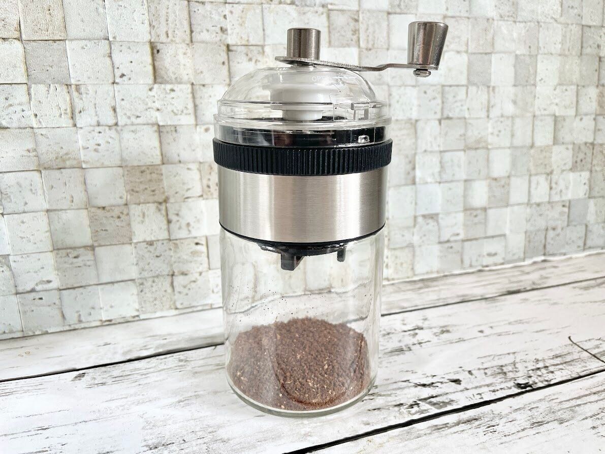 挽いたコーヒー豆が下に落ちた状態