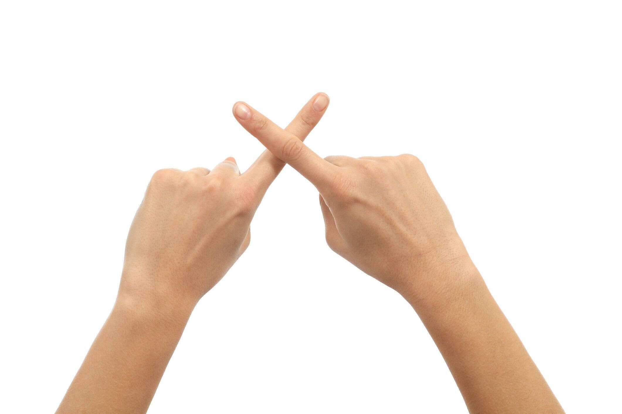 女性手指をクロス