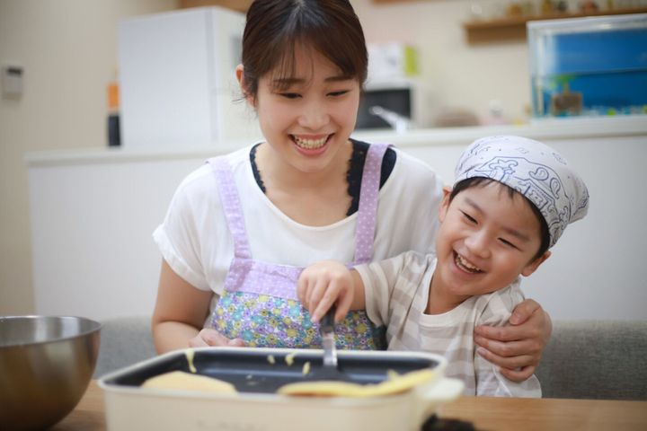 パンケーキを焼く親子