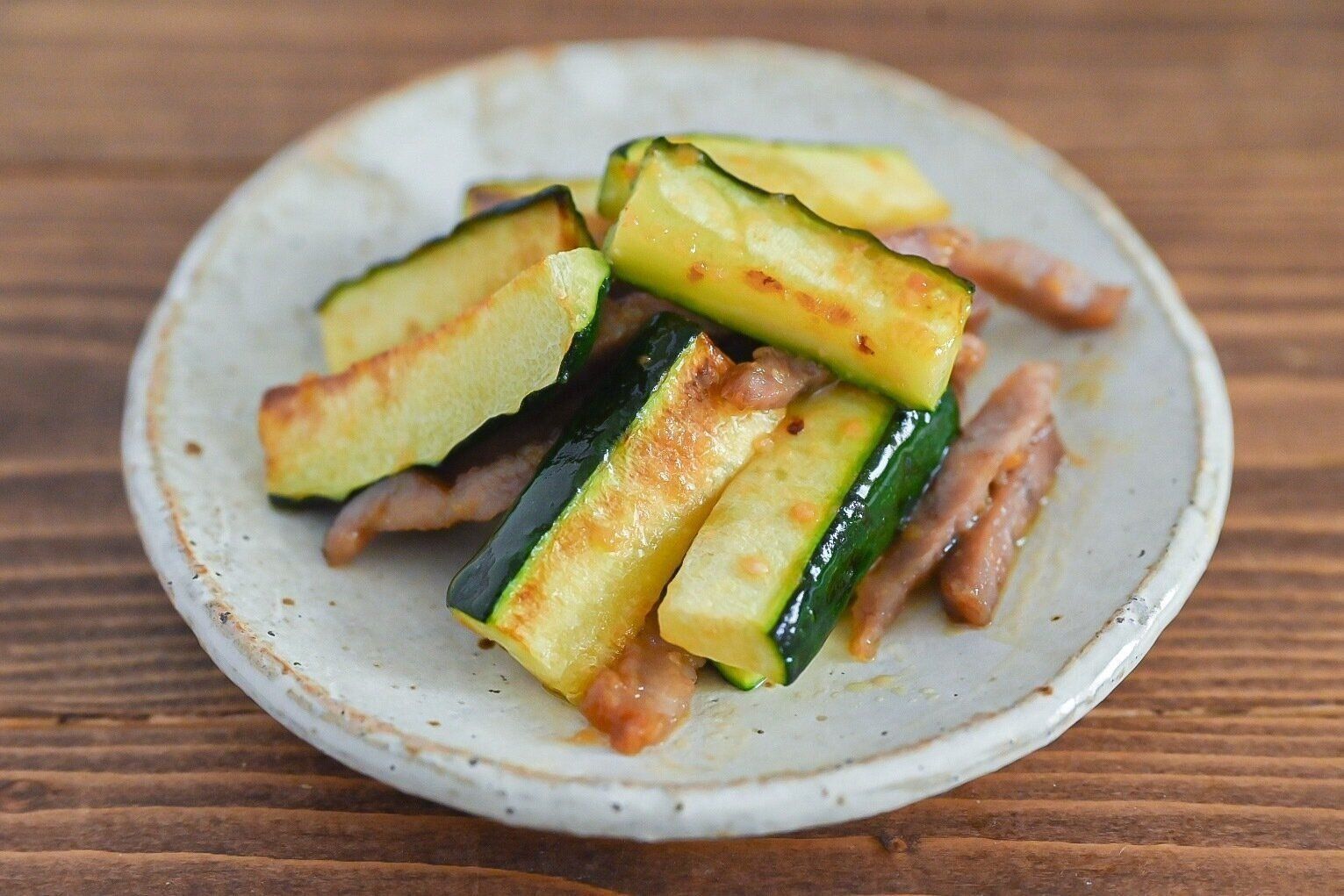 陶器の皿に盛られたズッキーニとチャーシューのみそ炒め