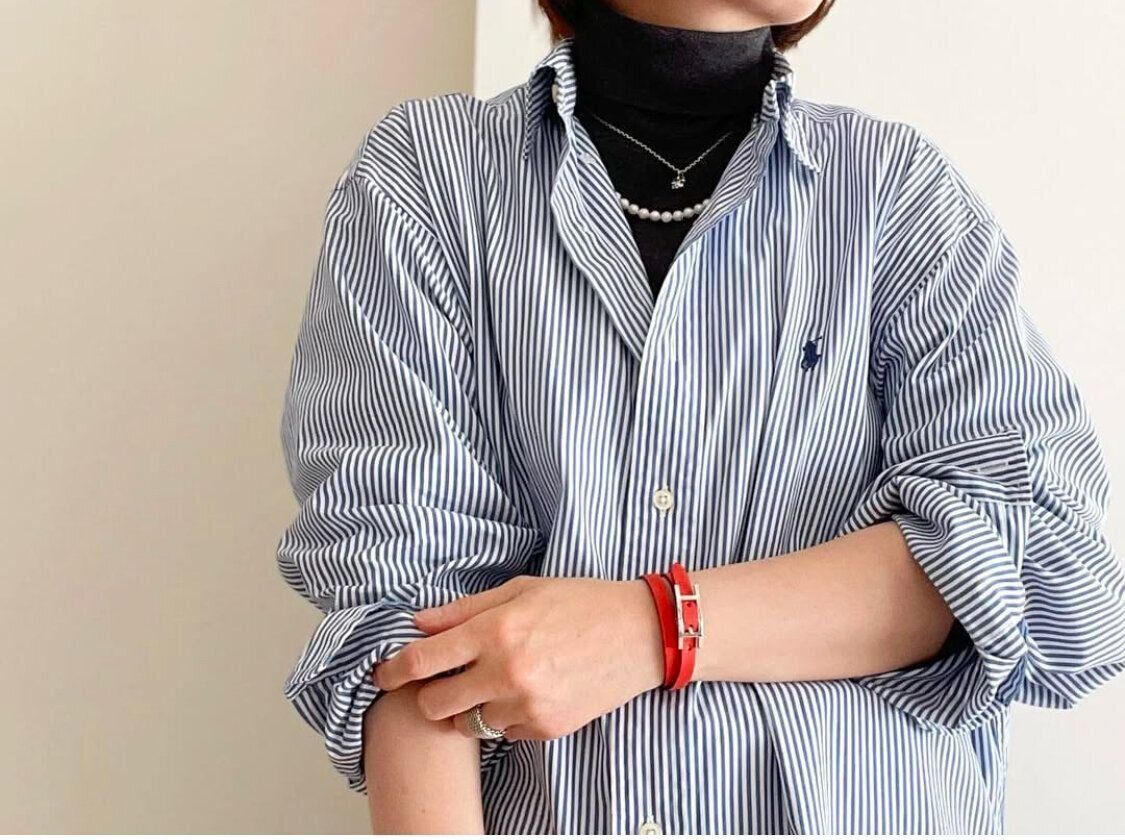 ストライプシャツにタートルネック