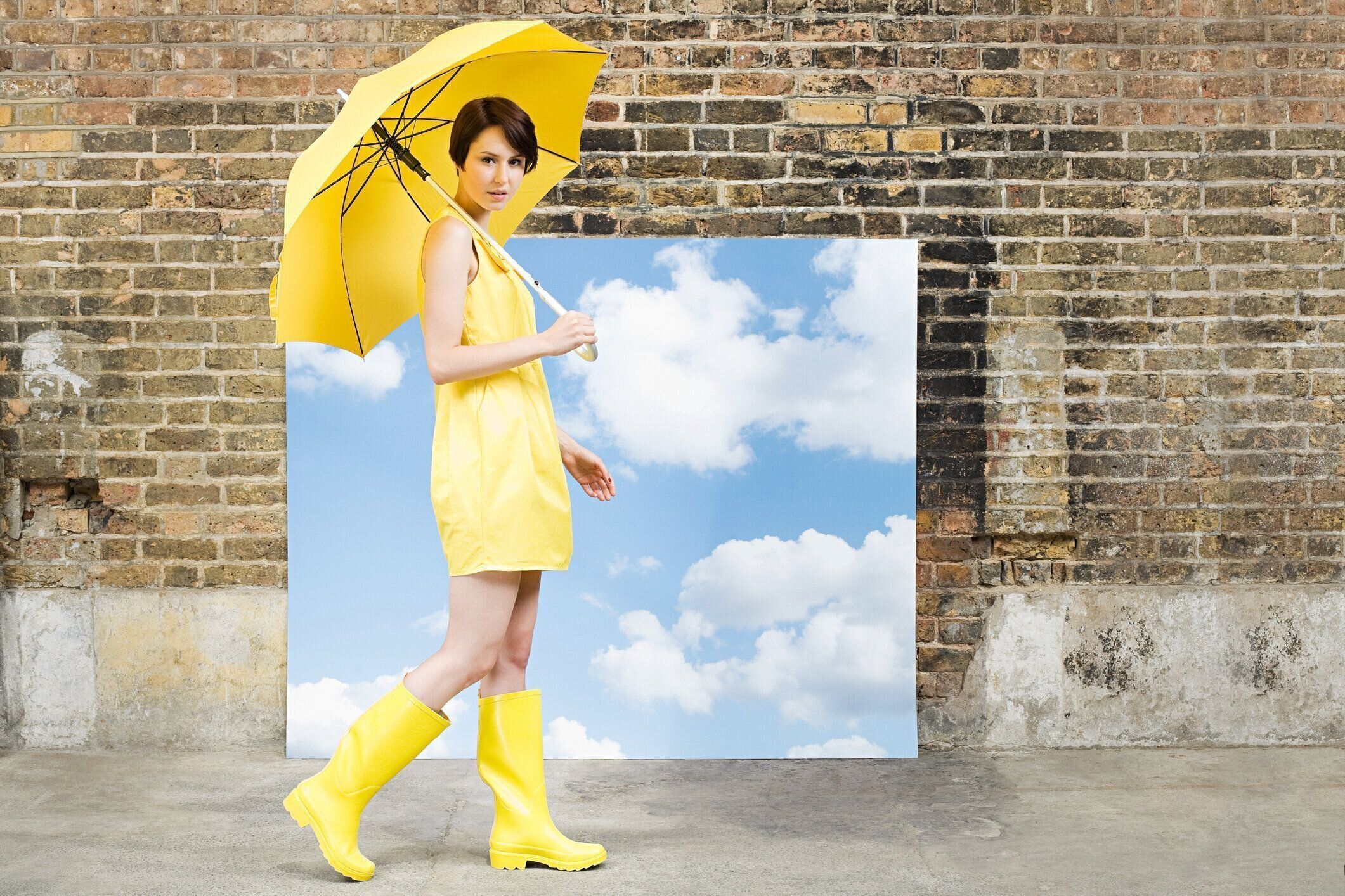 若い女性、パラソル、空の背景