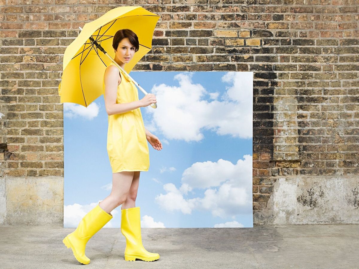 若い女性、パラソル、空の背景