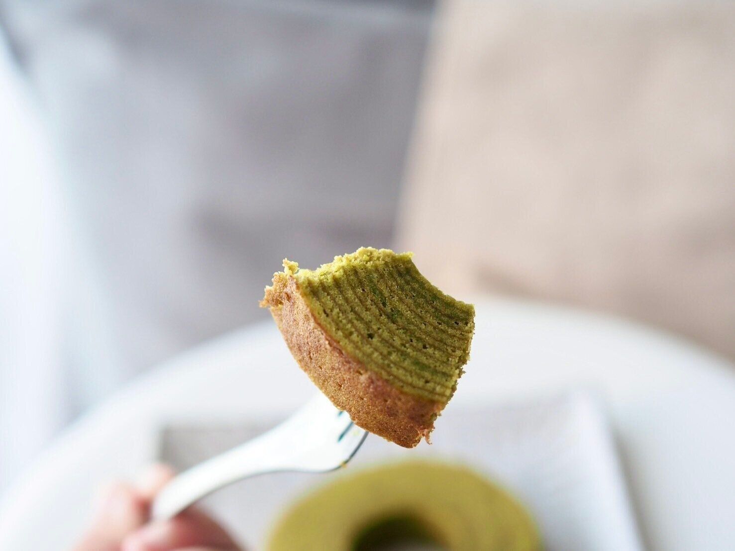 シャトレーゼ「バウムクーヘンすこやかの樹 宇治抹茶」フォーク写真