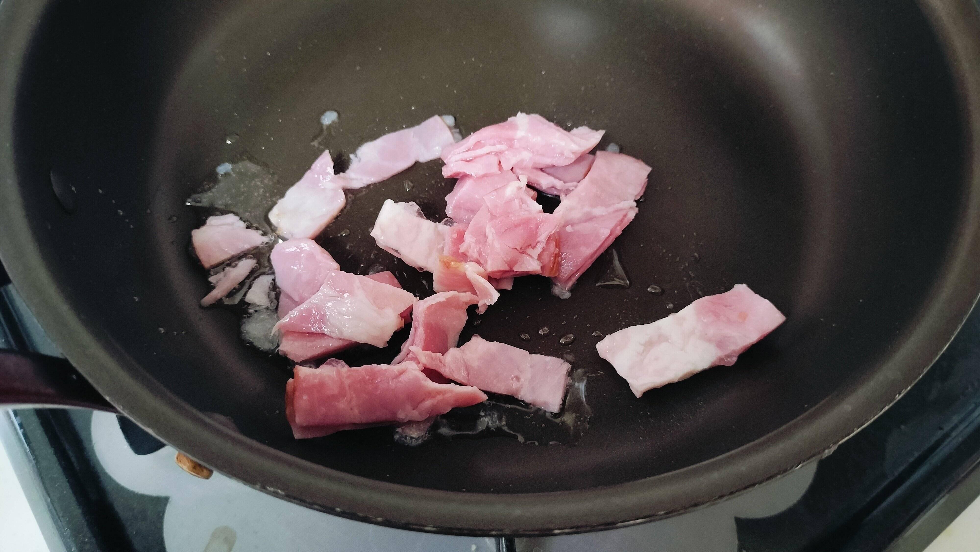 ベーコンを炒める