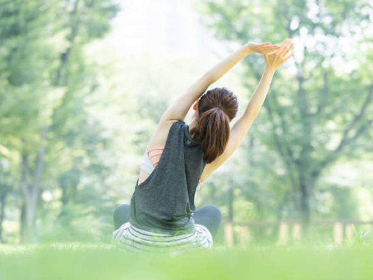 公園でヨガのポーズをとる