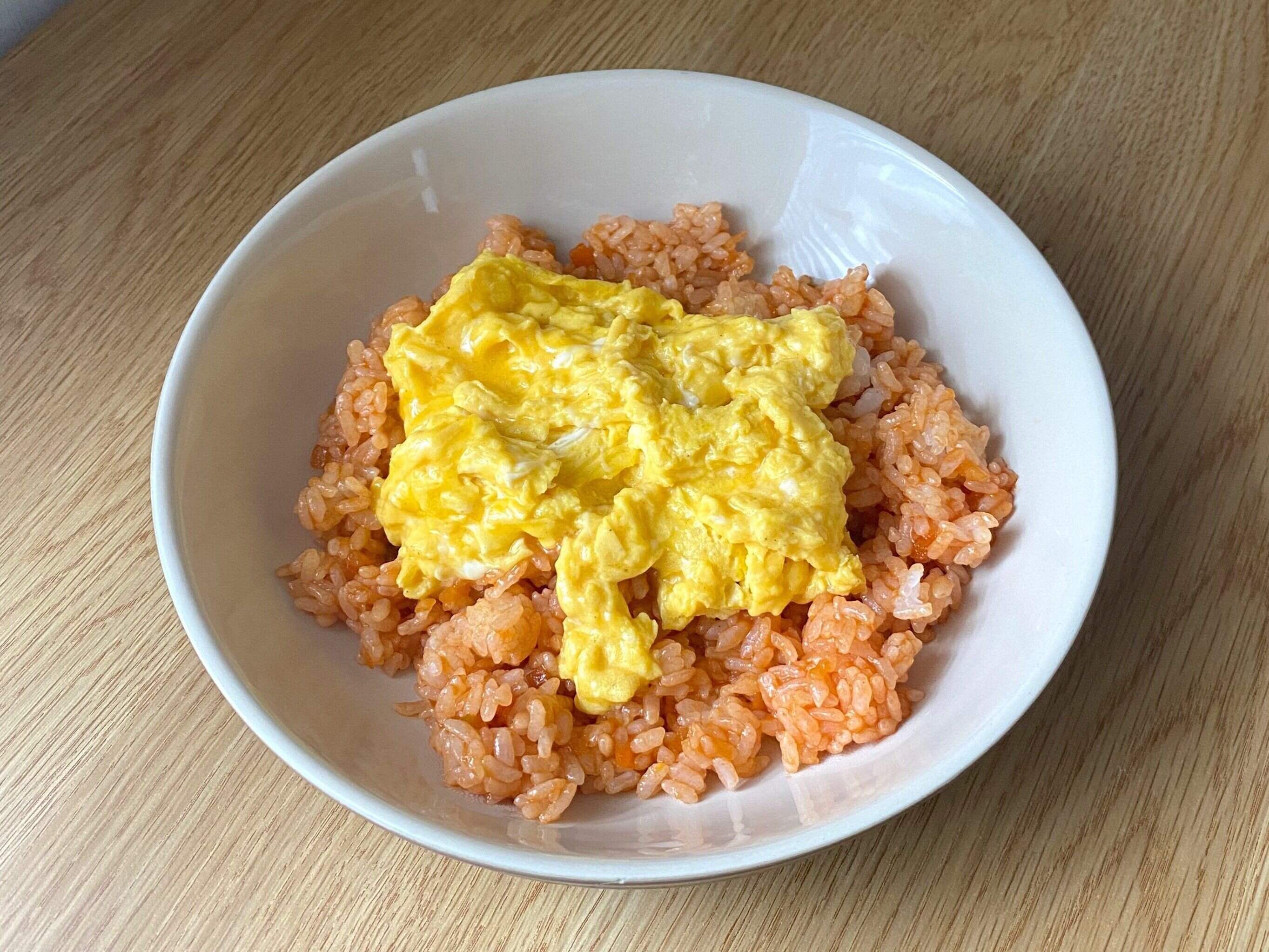 混ぜるだけチキンライスでつくったオムライス