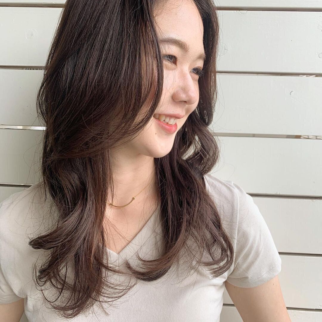 40代に似合うロングヘアスタイル 小顔効果も期待できるレイヤーカット