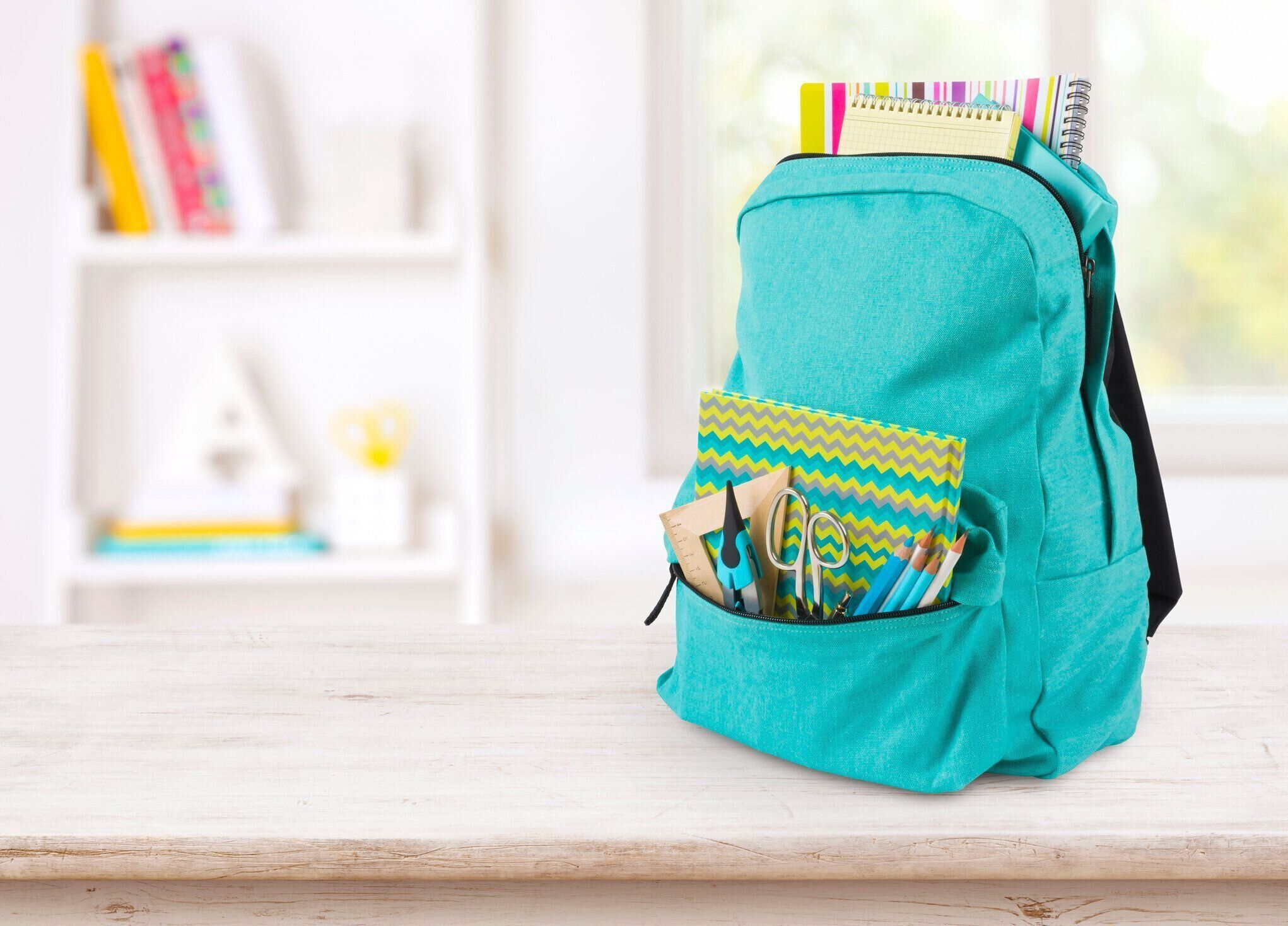 ぼやけ教育内部でテーブルに学用品とバックパックします。