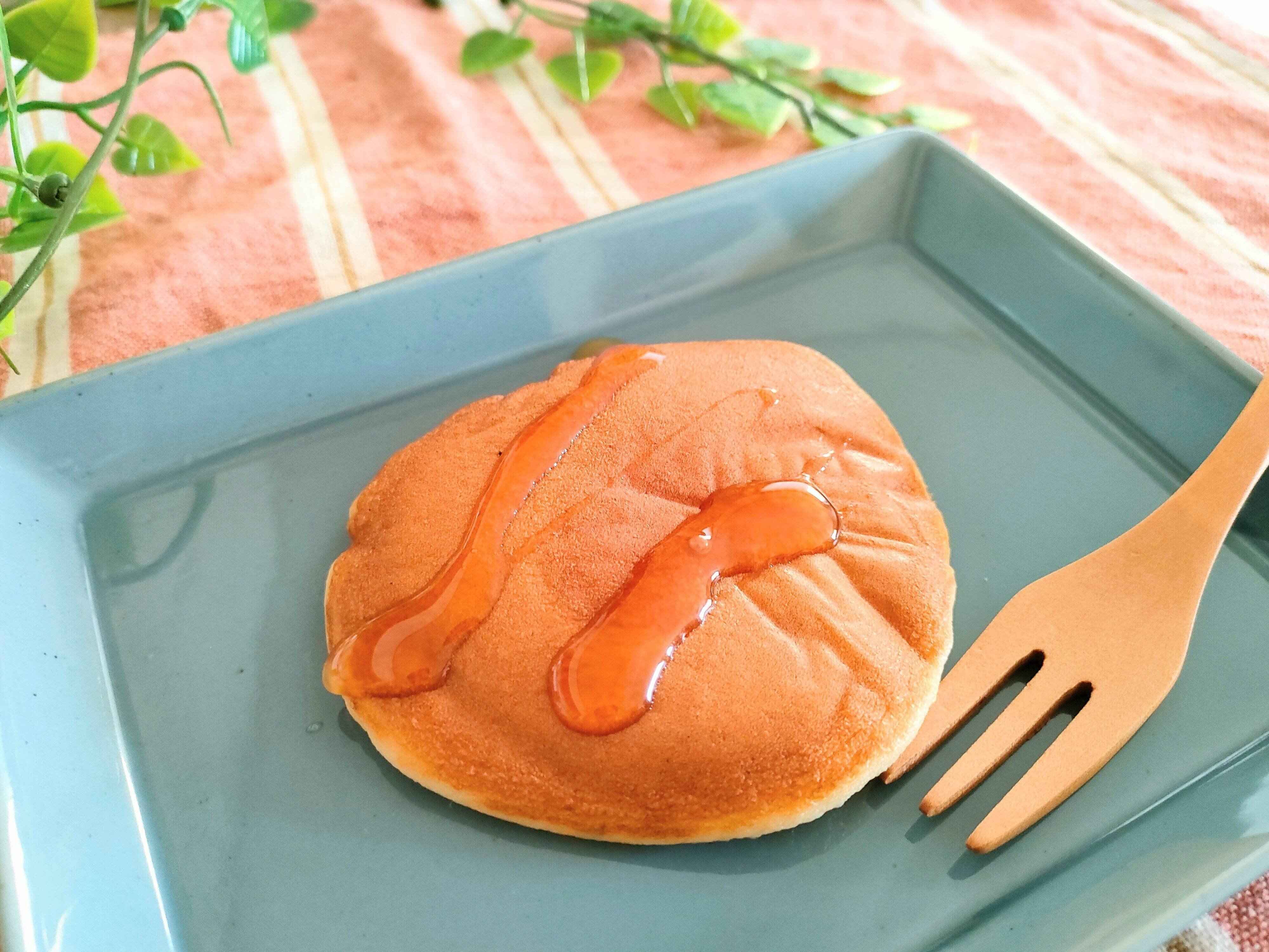 トッピングにはちみつをかけたパンケーキ