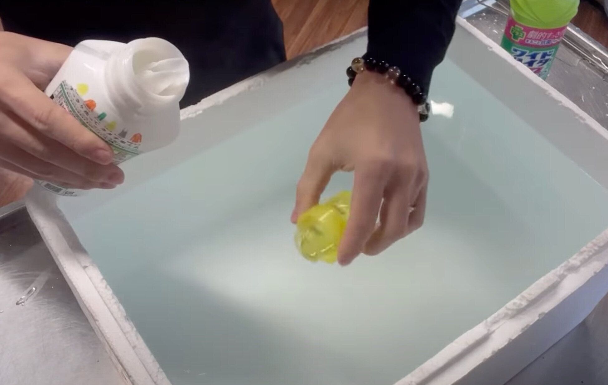 エマールをお湯に入れる