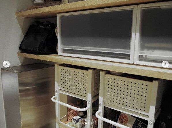 キャスター収納なら調味料ストックをワンアクションで取り出せる