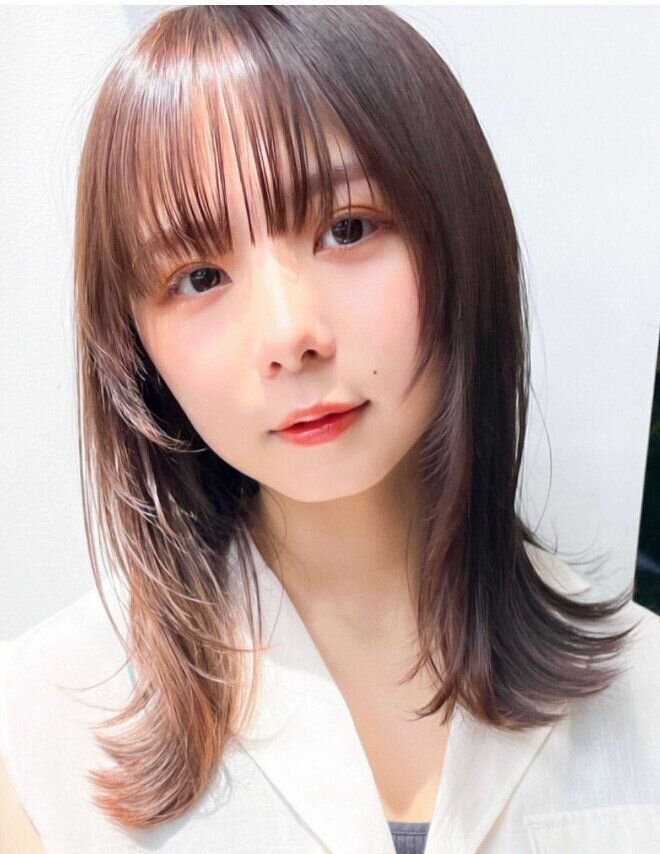 顔まわりがアクセント！切りっぱなしセミロング