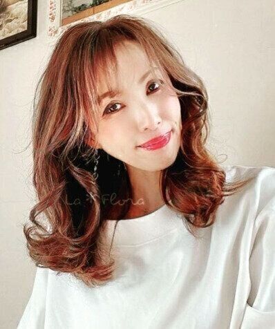 立体感のあるウェーブがポイント！フェミニンセミロング