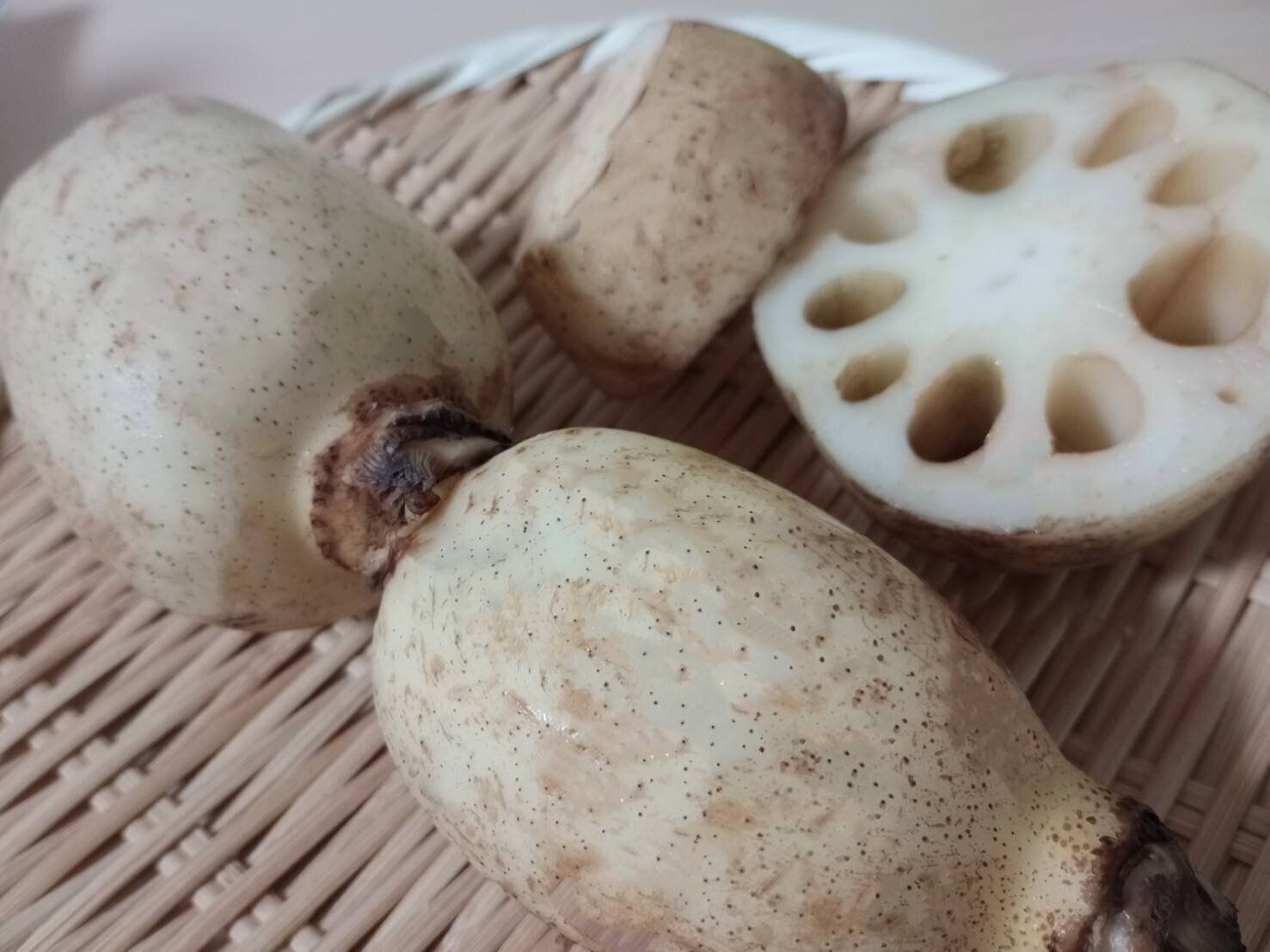 ザルに盛られたレンコン