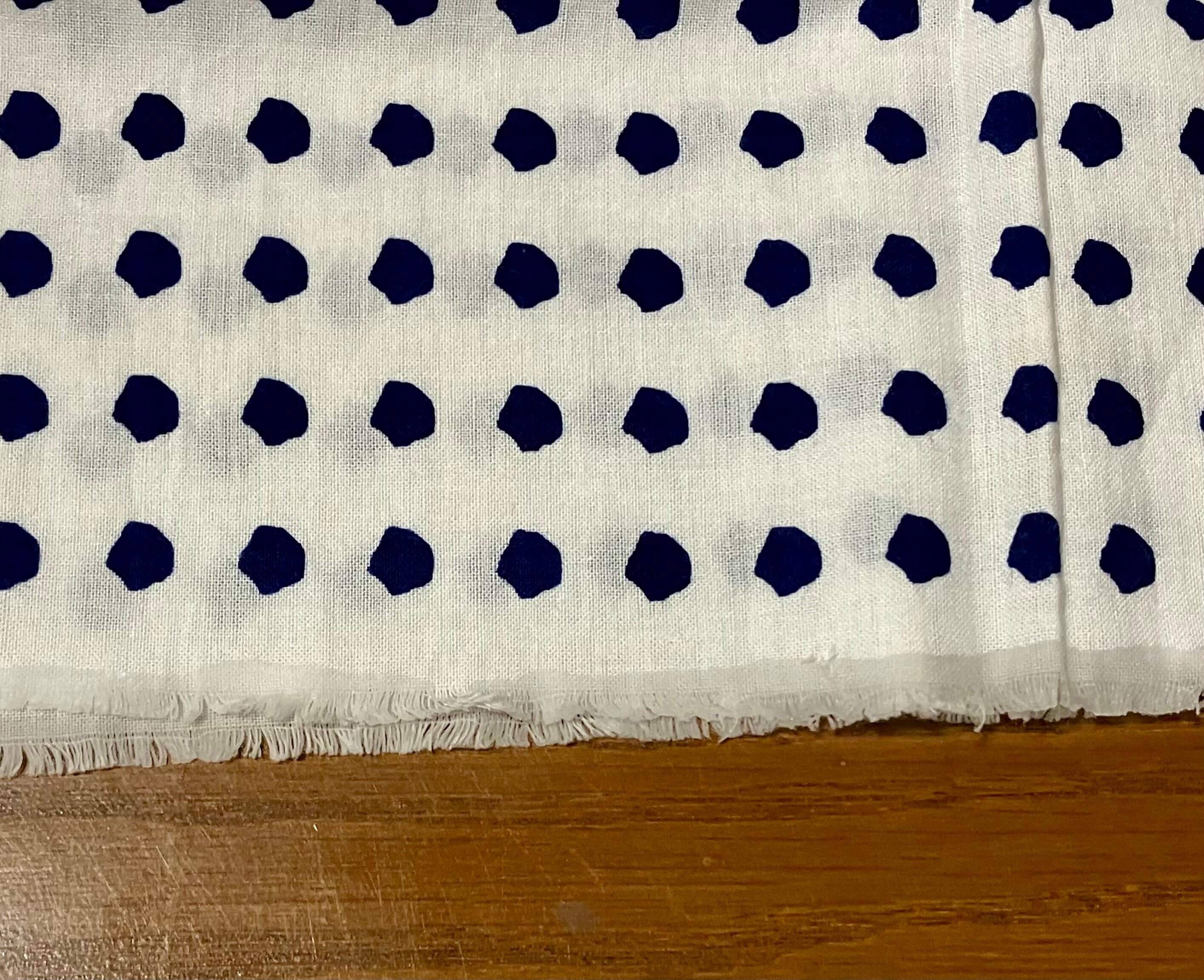 手ぬぐいの端に「布地のホツレ止め液」を塗った直後