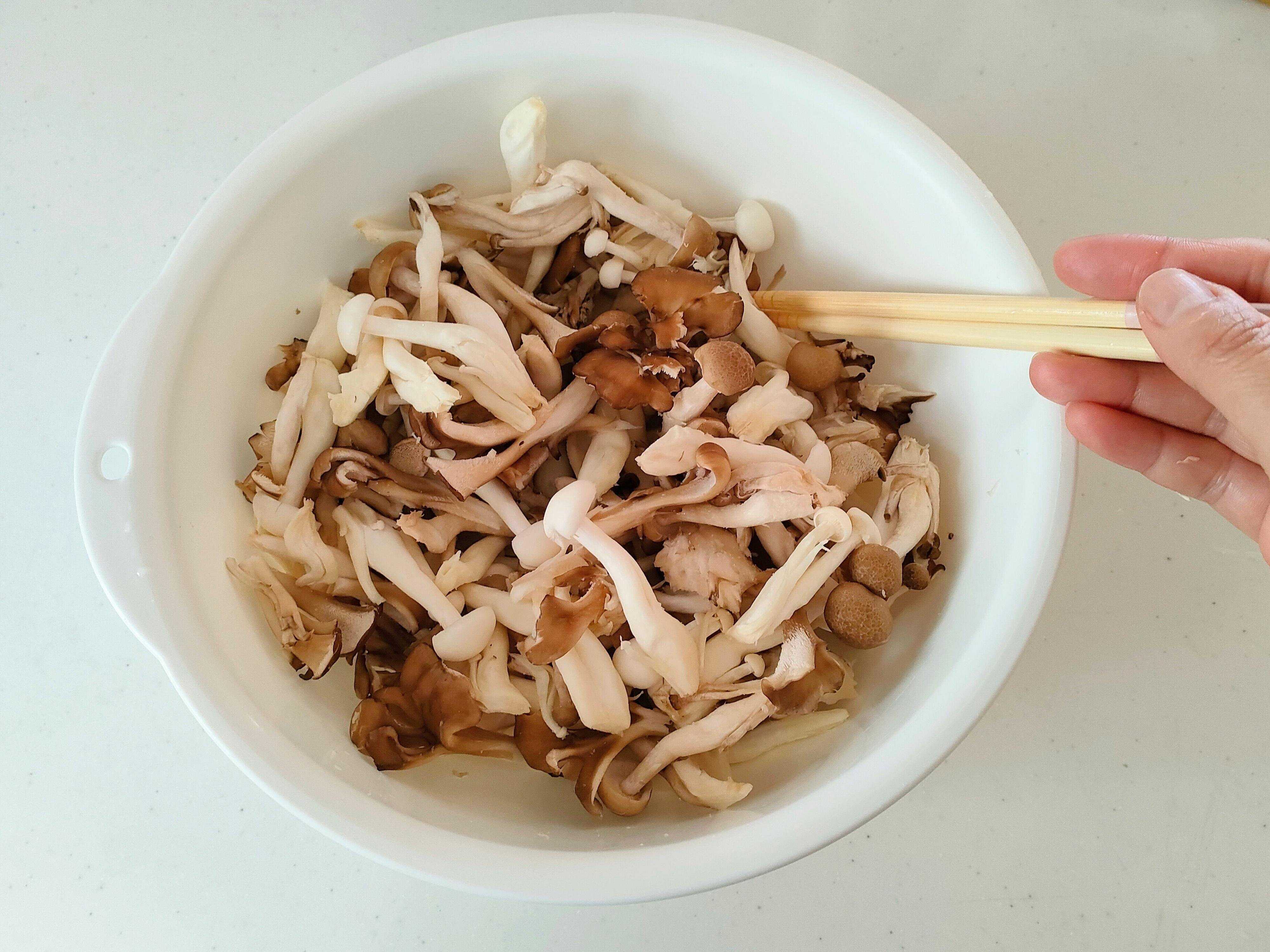 ほぐしたキノコに塩をふりかける