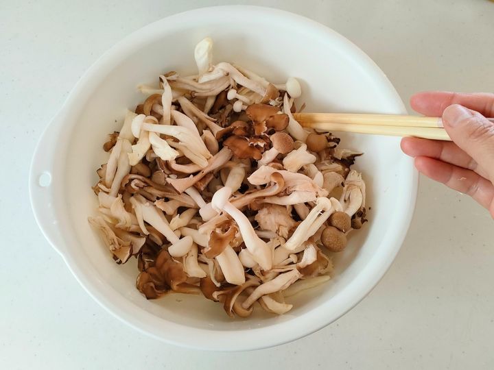 ほぐしたキノコに塩をふりかける