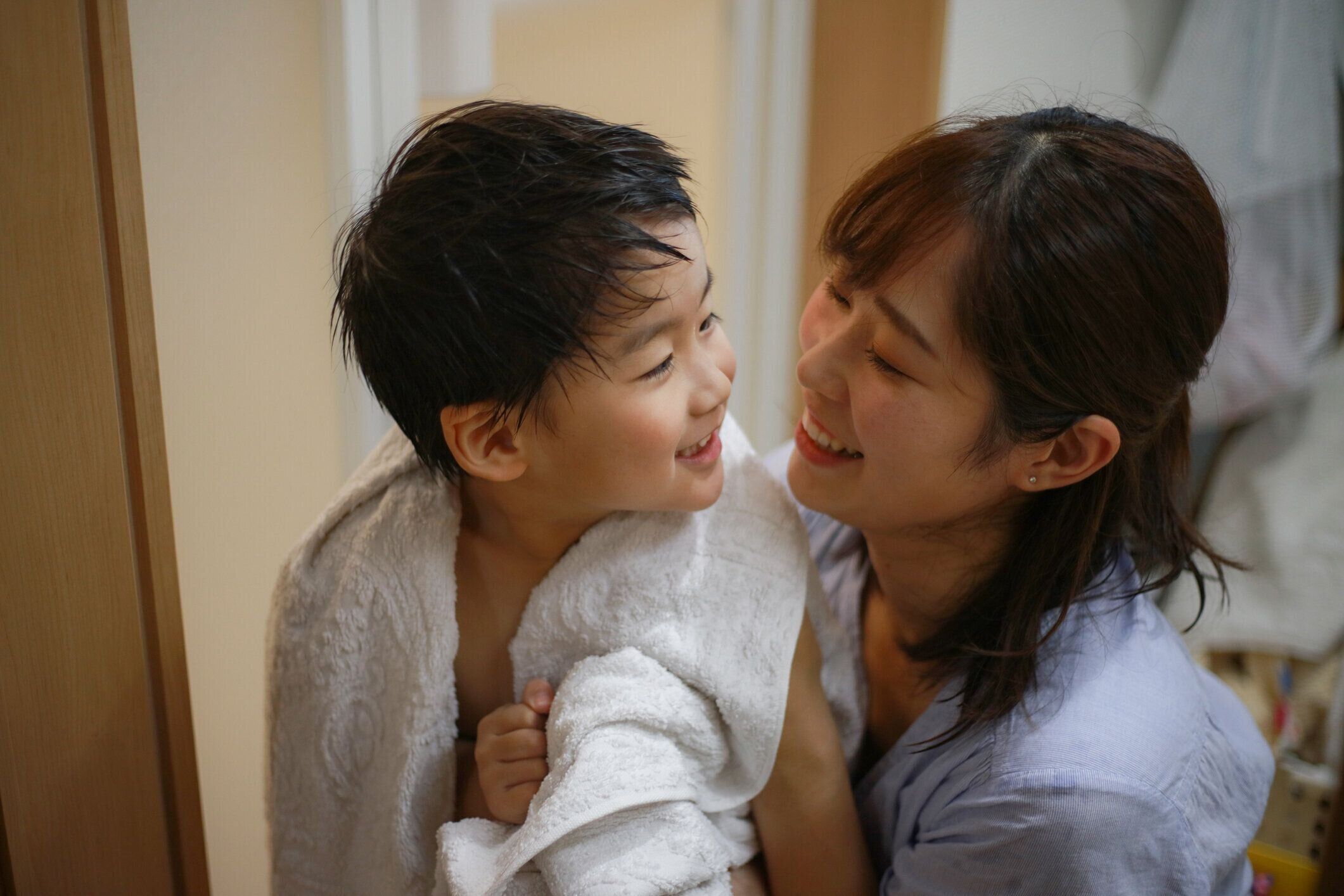 入浴後に体を拭く親子