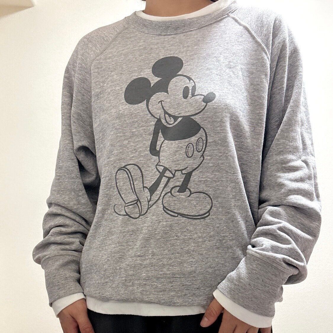 スウェットの下に白のロンTを着て白を覗かせているところ