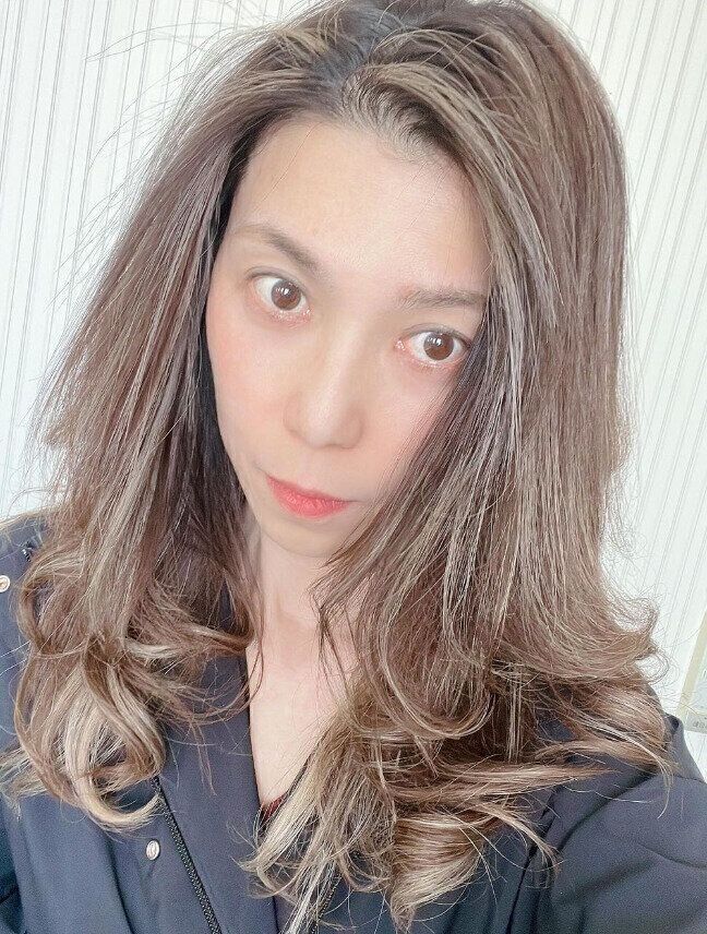 話題の白髪ぼかしで目立たない！クールセミロング