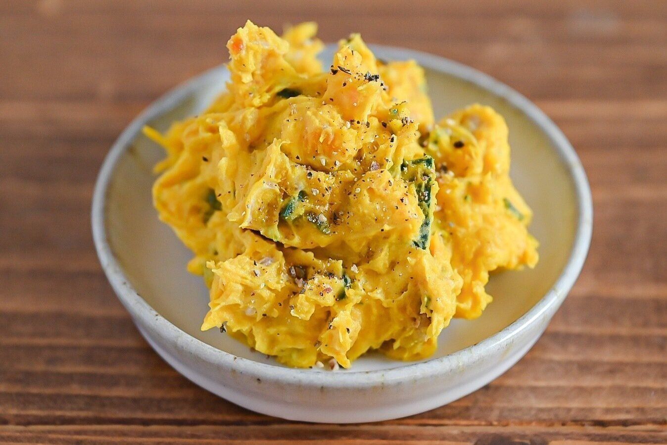 白い皿に入ったかぼちゃのサラダ