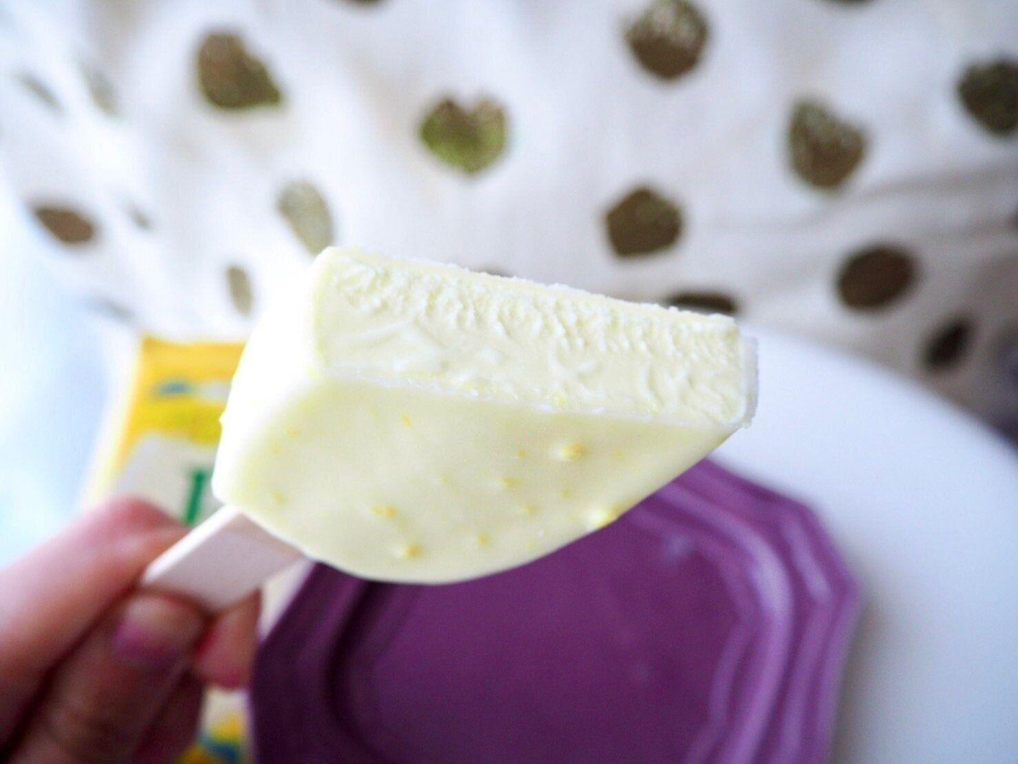 シャトレーゼ「ピュルテ 瀬戸内レモン＆ ホワイトチョコ レモンチップ入り」断面写真