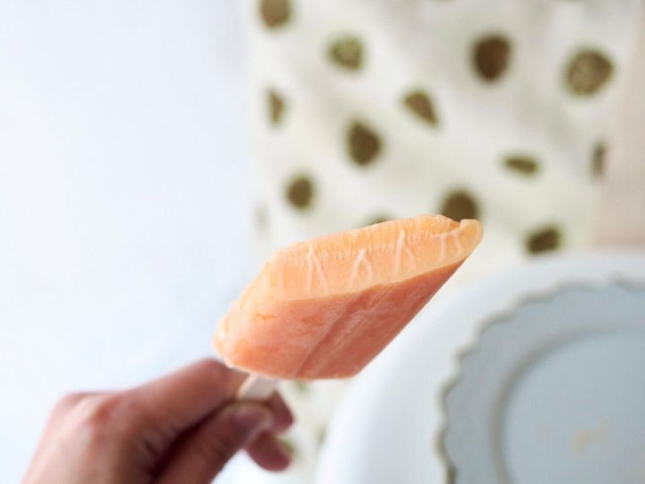 シャトレーゼ「果実食感バー 北海道赤肉メロン」断面写真