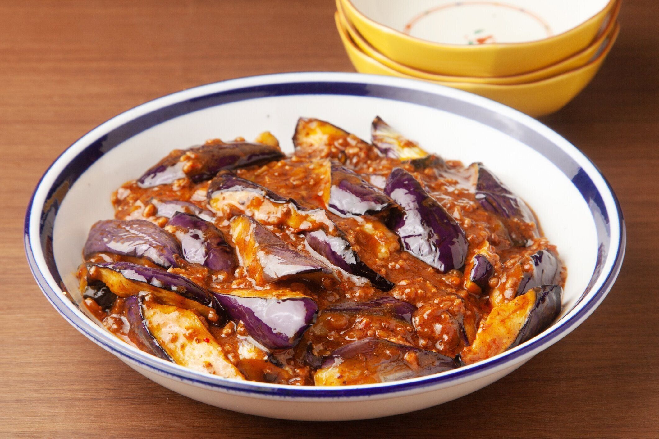 揚げ卵の植物と中華のチリソース。