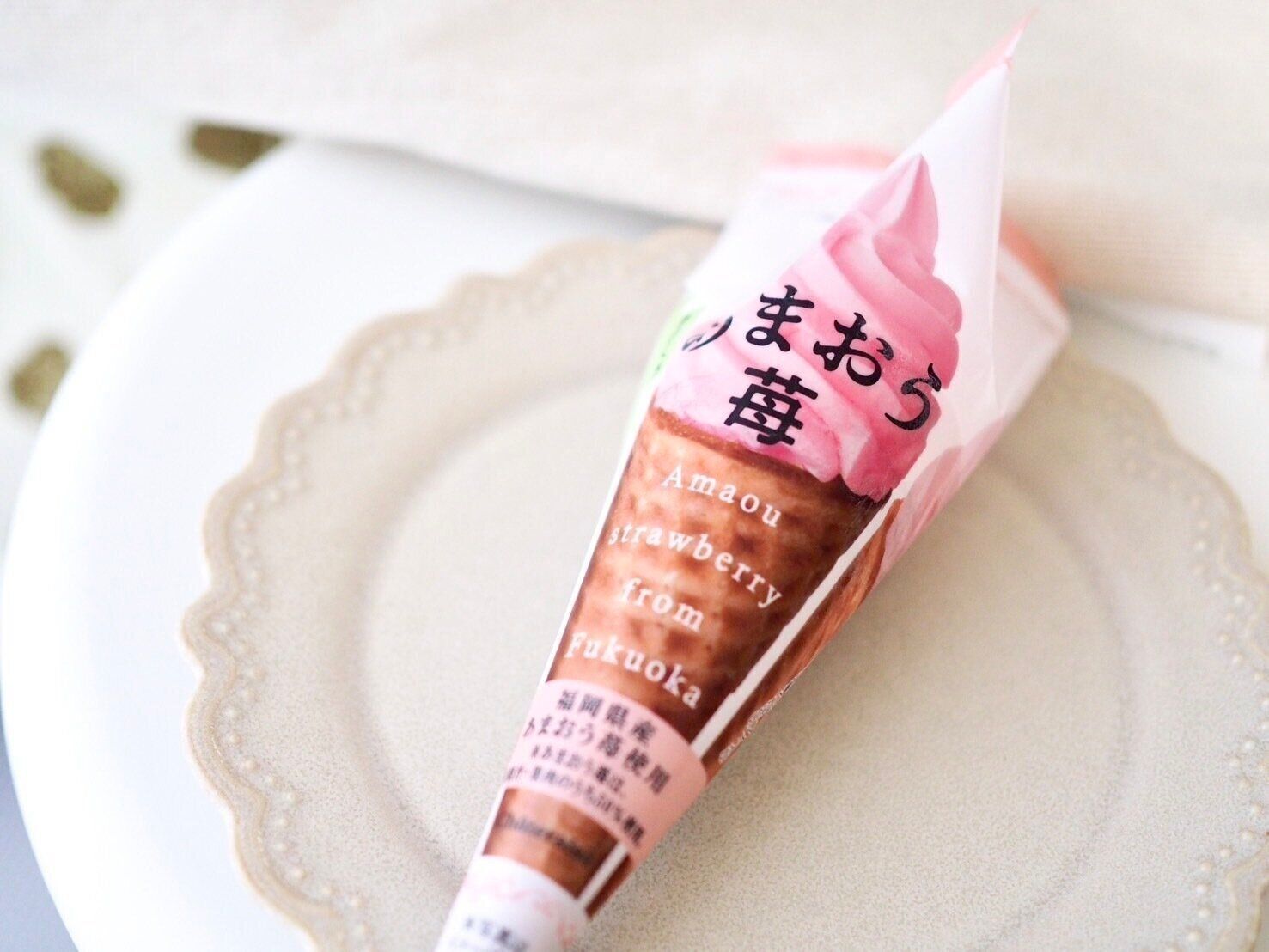 シャトレーゼ「福岡県産あまおう苺ソフト」商品写真