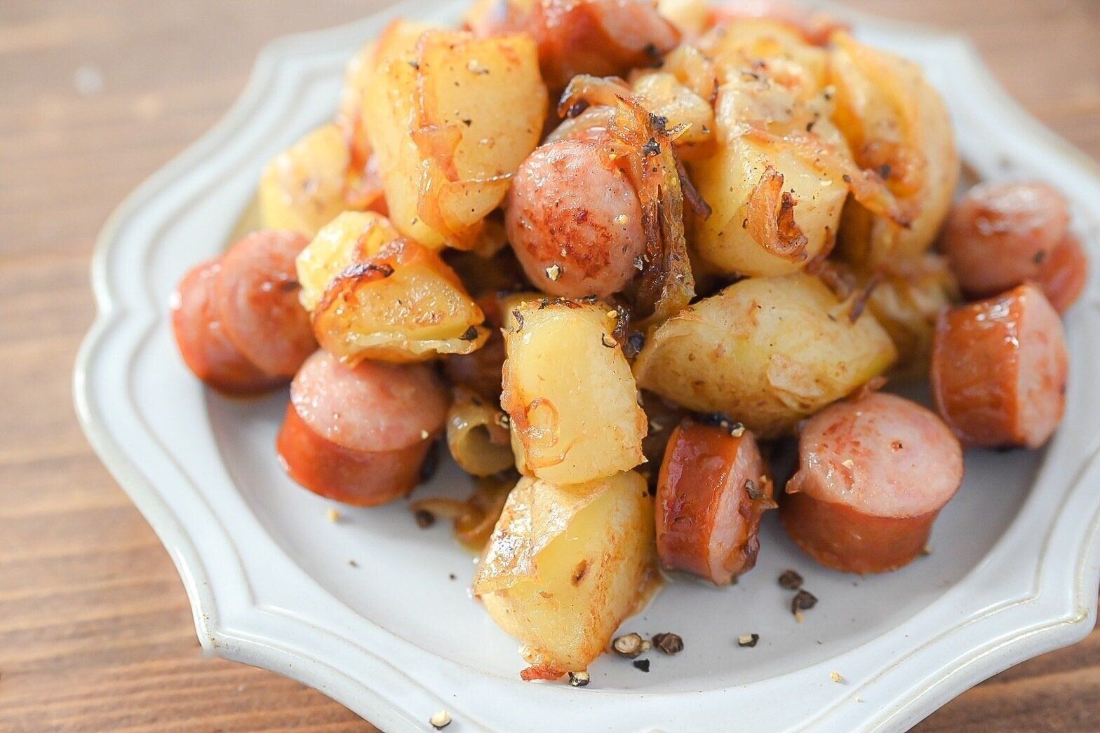 白い皿に盛られたジャーマンポテト