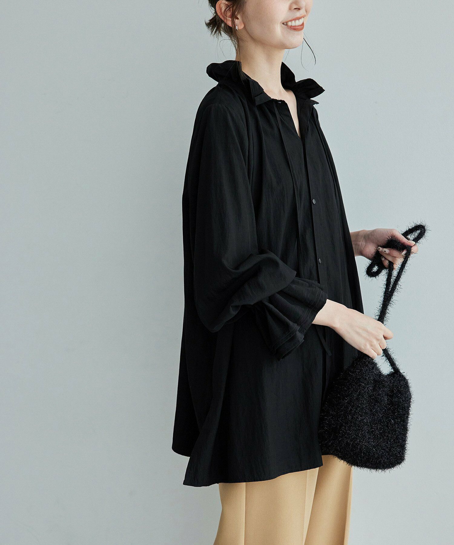 黒シャツコーデ　レディース