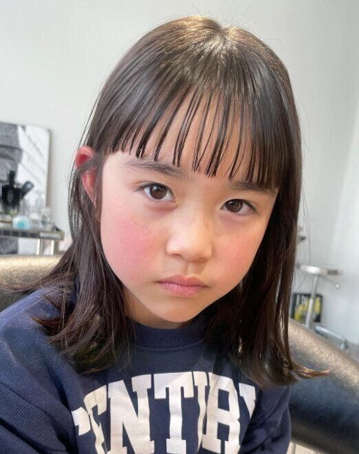 クールな外ハネで大人っぽく！ストレートミディアム