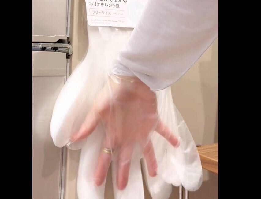 【ダイソー】スパっと取れる！ひっかけたまま使用できるポリエチレン手袋