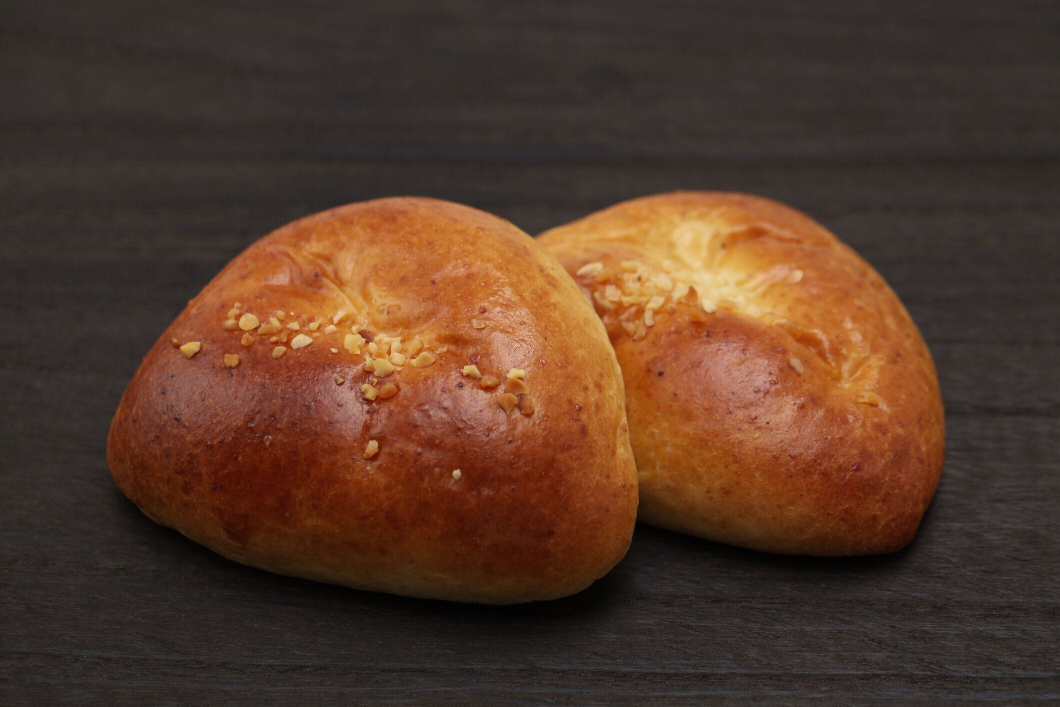 2 クリーム パン ラ クリームは、テーブルの上の痛み