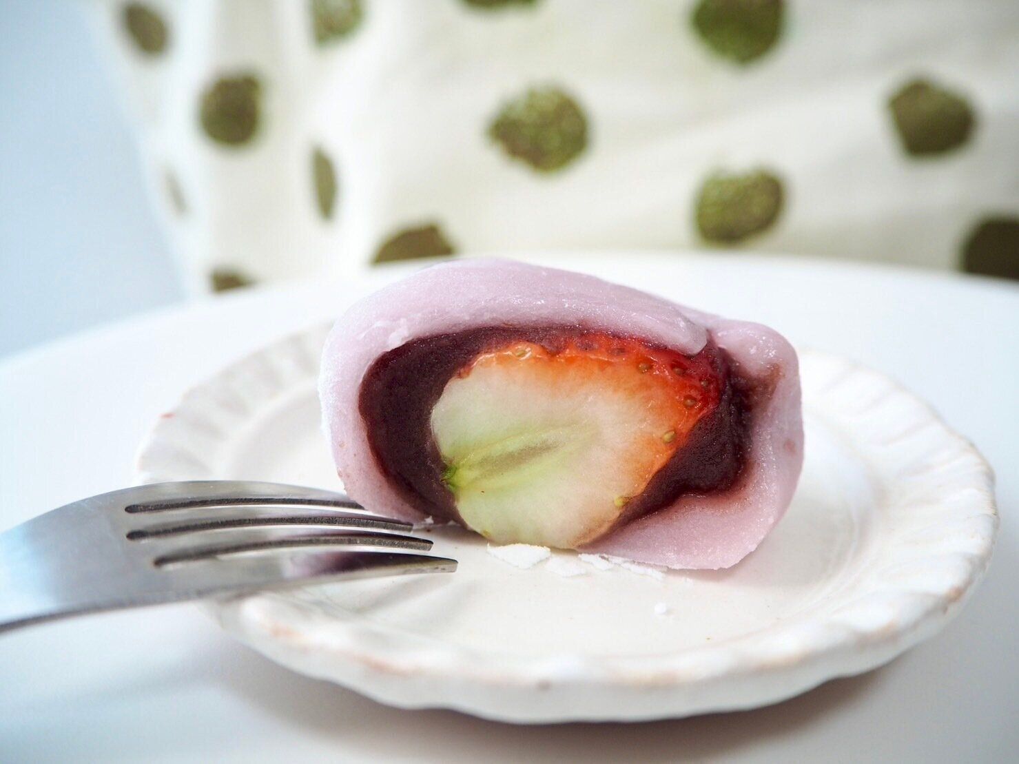 シャトレーゼ「白州名水大福 苺」断面写真