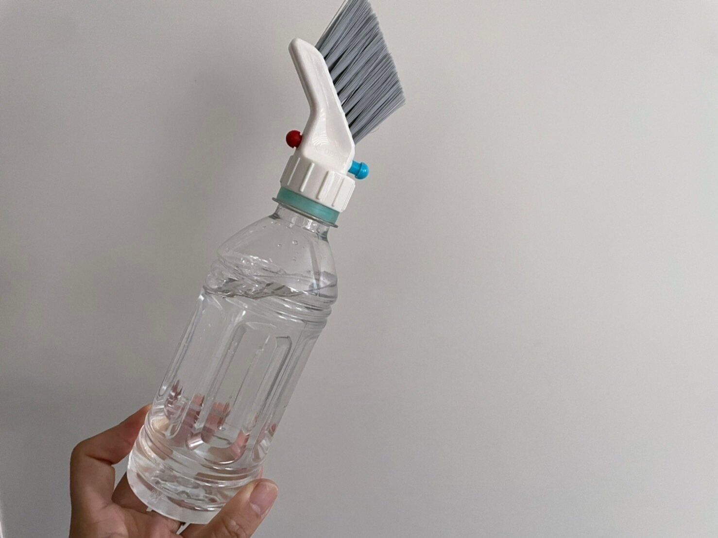 年末のサッシレールの掃除に！ペットボトルに付けるだけ簡単な「ダイソーのスリムブラシ」