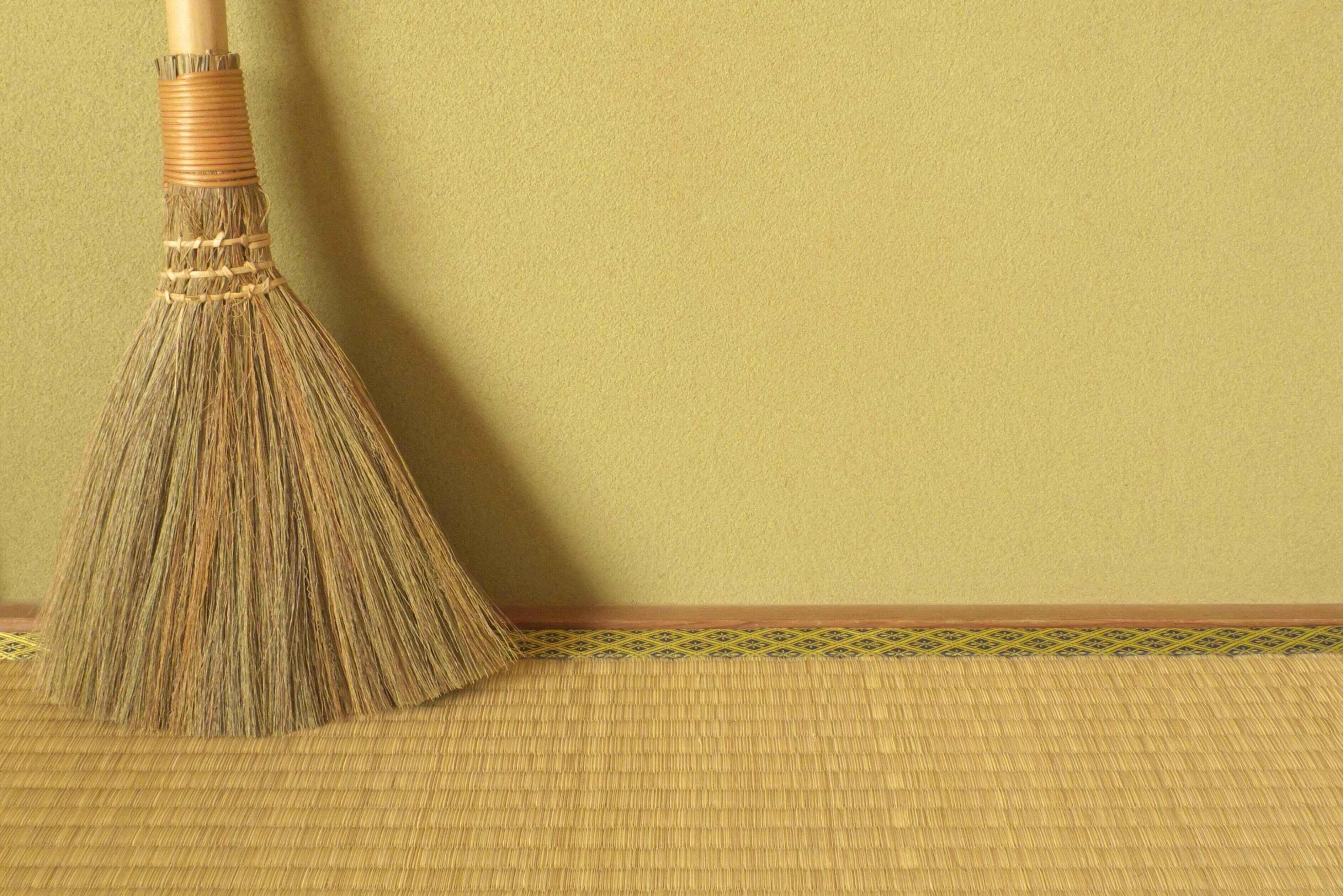日本の伝統的な泥壁、畳のマットとほうき
