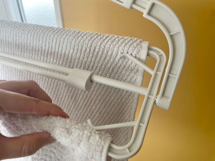 機能性抜群のハンガーはこれ!タオル干しに便利な3COINSの「伸縮ハンガー」