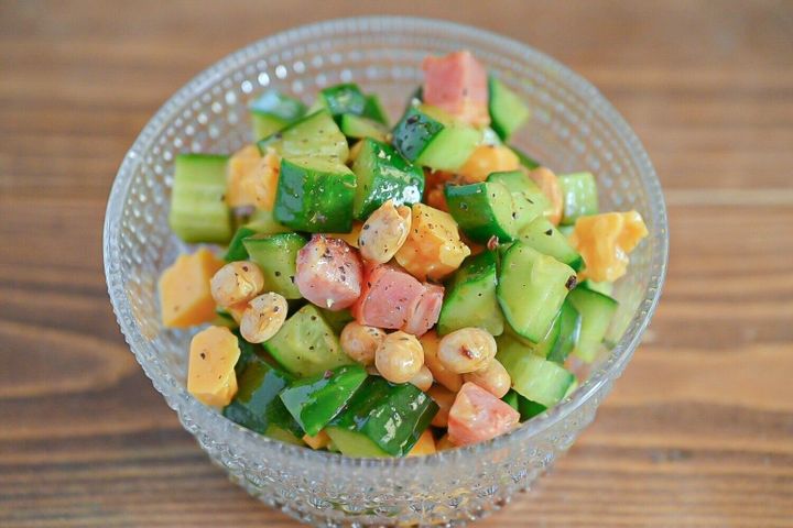 ガラス容器に入った大豆サラダ