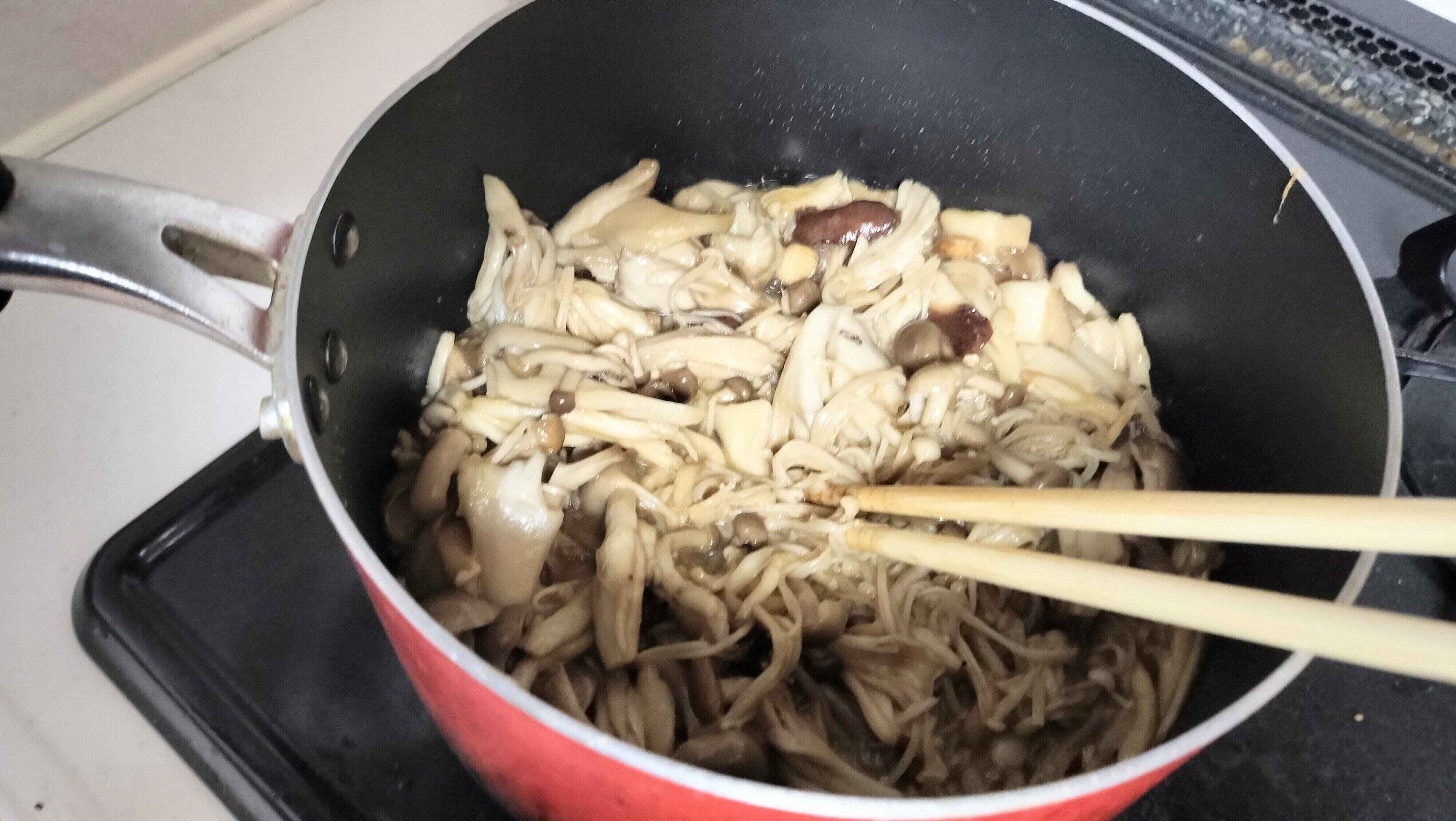 調味料を入れて炒める