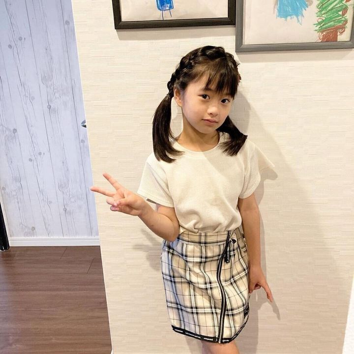 小学生女子も納得のキュートなヘアスタイル。キュートな編み込みとツインテールの組み合わせ