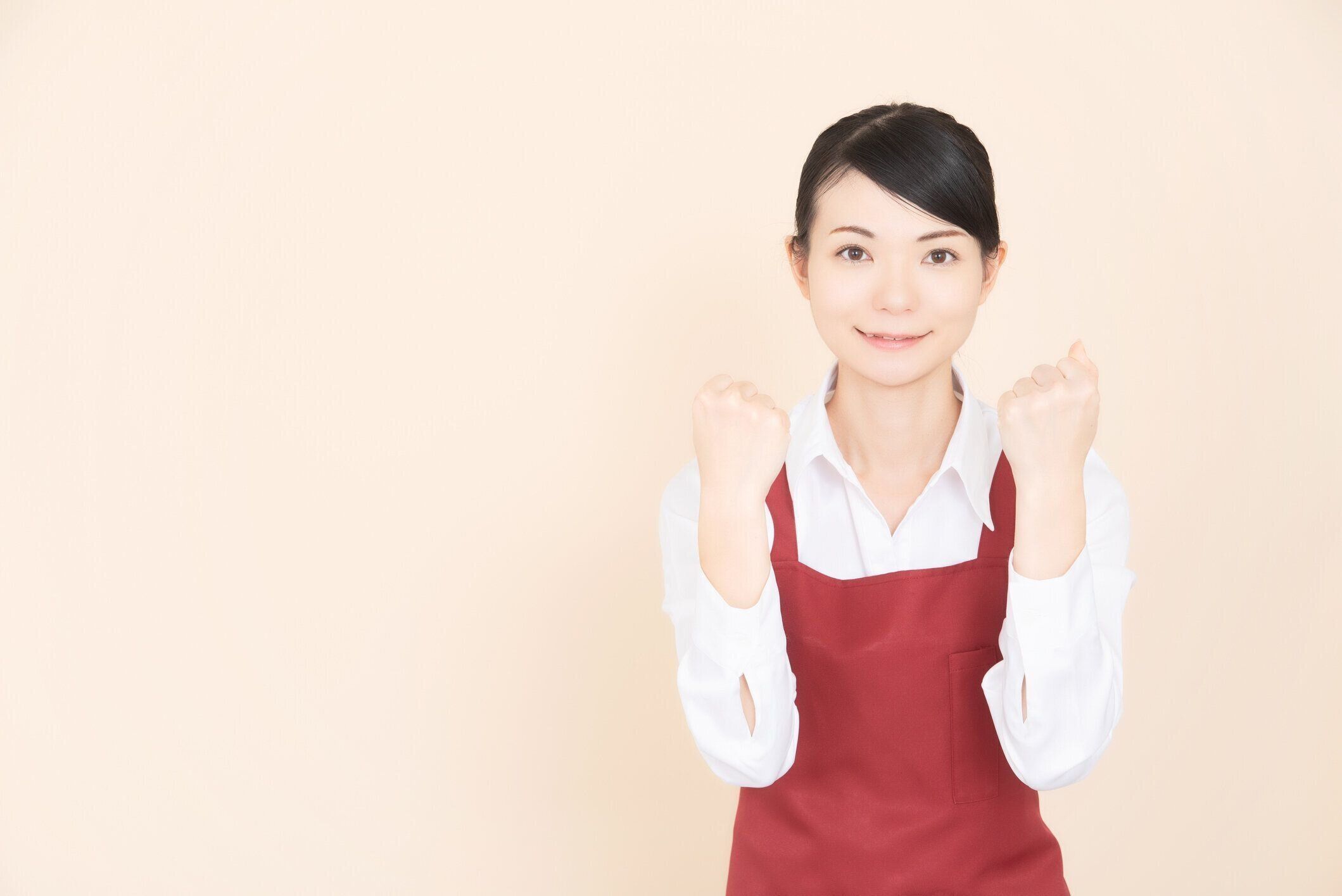 エプロンの女性