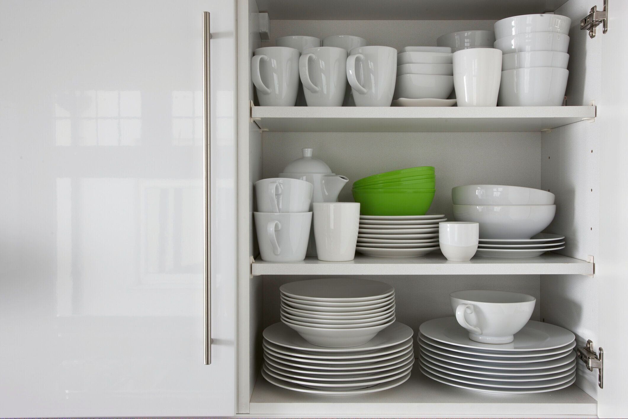 ホワイトの陶器のスタックを嗜む、グリーンのボウル