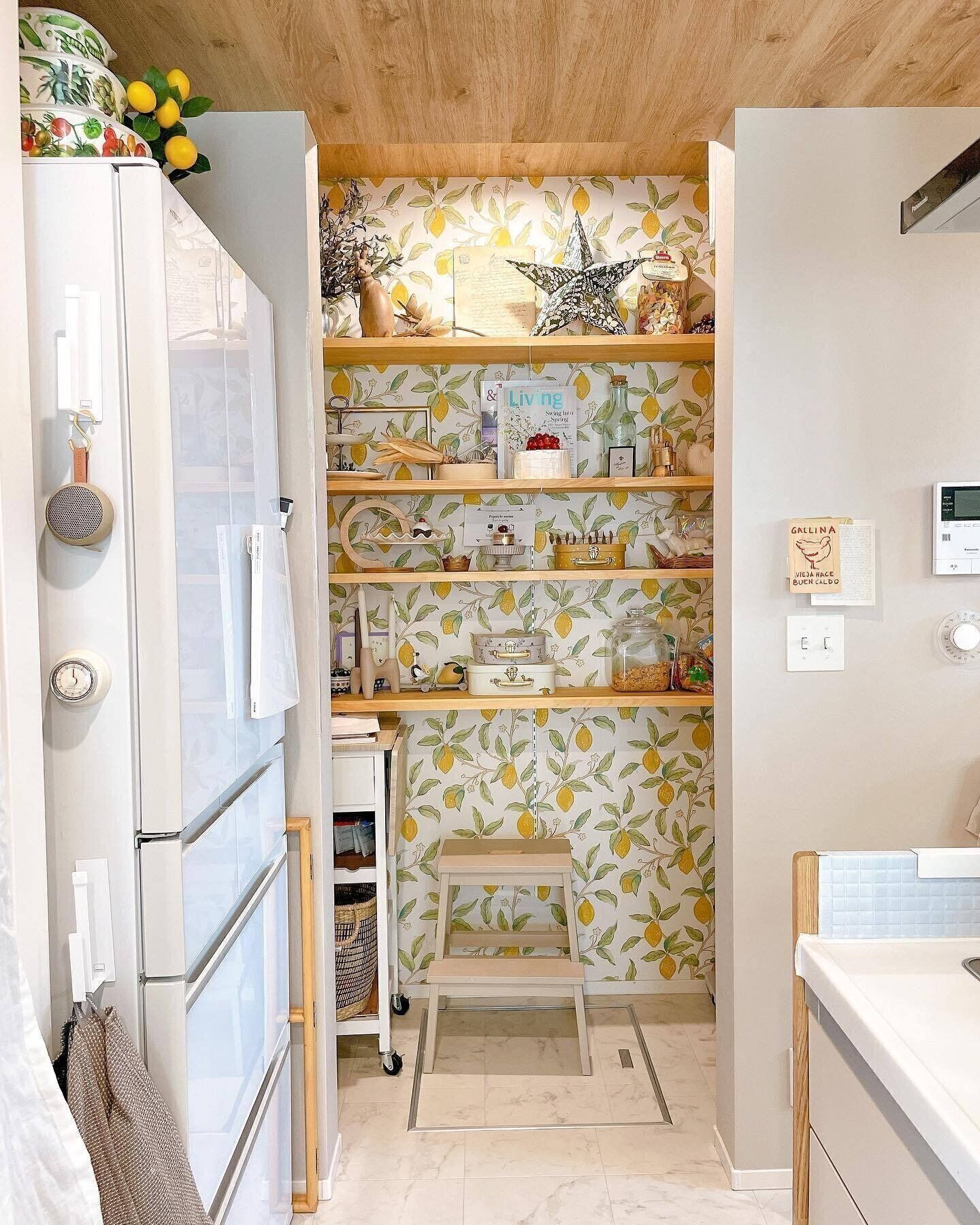 クロスが華やか！お店のようなパントリー